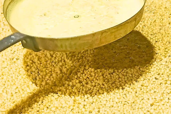 Vibrating-Boondi-Dripper-Machine-Manufacturer_shrivibracion